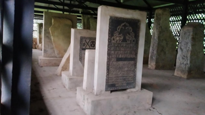 5.Inskripsi pada batu nisan Orang Armenia (1749) dibiarkan di Pagu. Tulisan ditulis dalam Bahasa Armenia, Belanda dan Burma(Foto kredit: Thet Oo Maung)